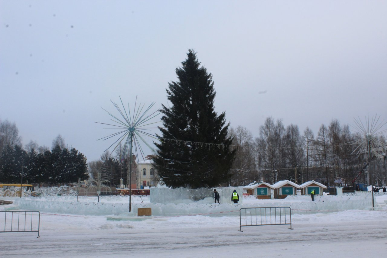 В Сыктывкаре на Стефановской площади убирают новогодний городок, а елку отдадут художникам (фото)