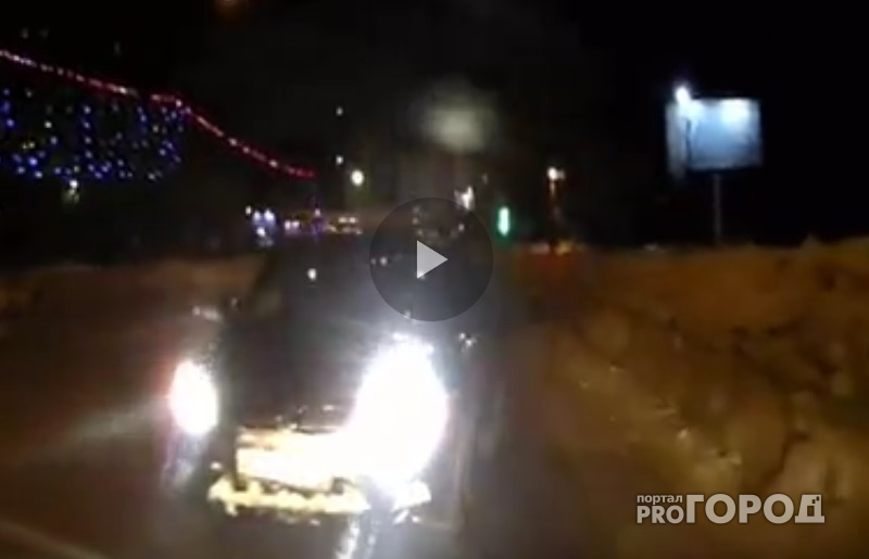 В сети появилось видео неадекватной выходки водителя на улице Морозова в Сыктывкаре