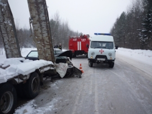 В Коми молодой водитель ВАЗ-2112 столкнулся со «Шкодой» и грузовиком «КрАЗ»