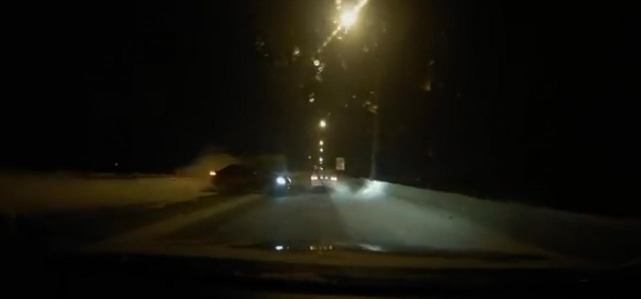 Появилось видео момента ДТП на трассе под Сыктывкаром, где «Лада» влетела в «Шевроле»