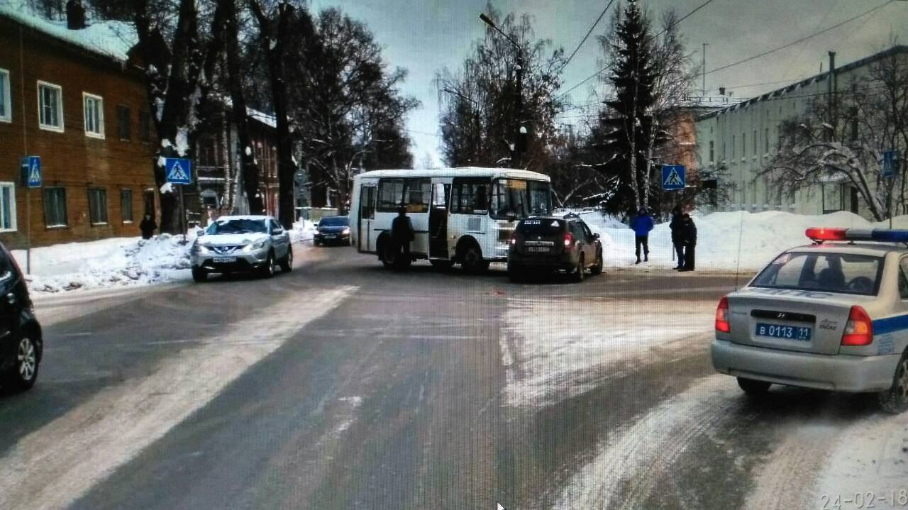 В Сыктывкаре «Рено» протаранил автобус: пострадал пассажир маршрута (фото)