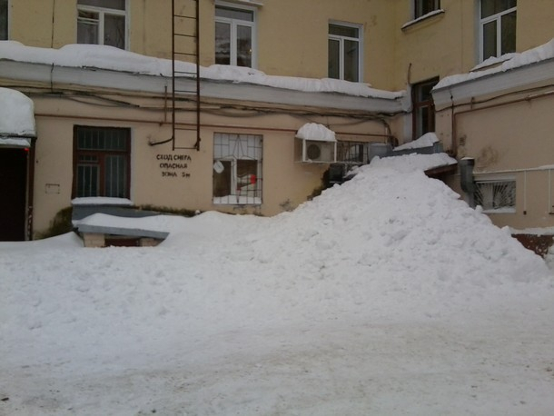 В Сыктывкаре работники ЖКХ «замуровали» подъезд жилого дома снегом