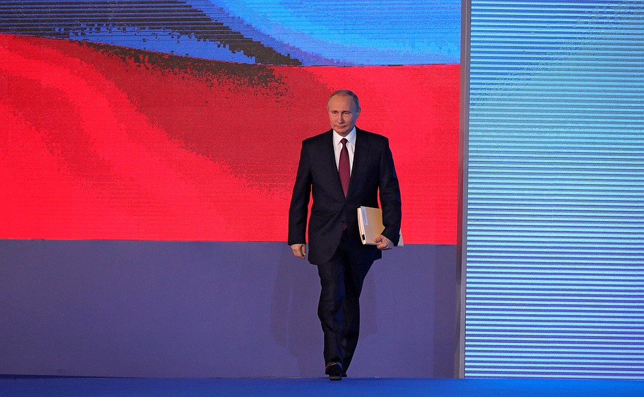 Путин: за шесть лет уровень бедности должен быть снижен вдвое
