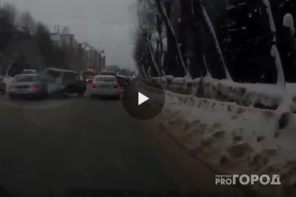 Появилось видео курьезного тройного ДТП в Сыктывкаре на улице Морозова