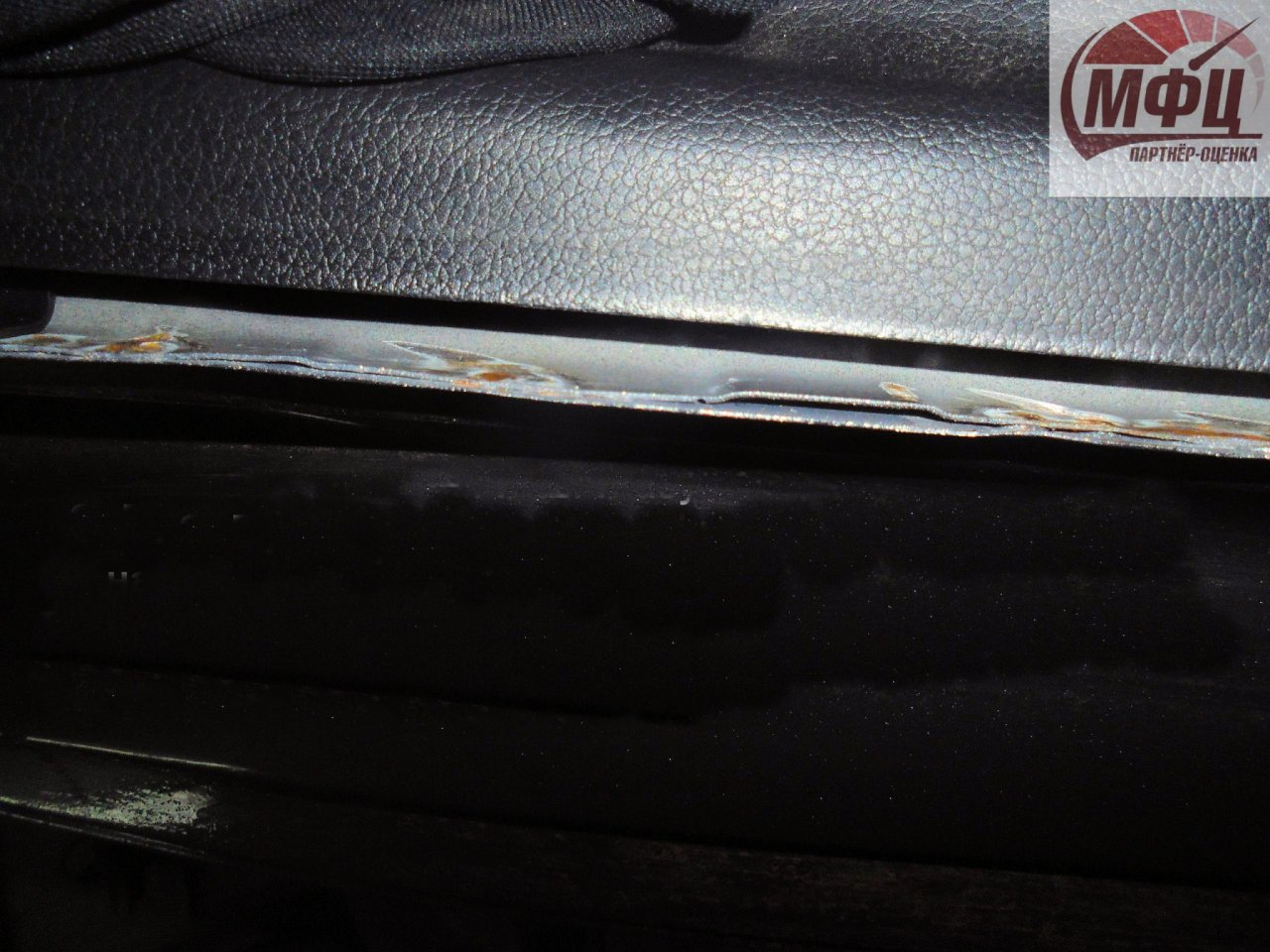 Сыктывкарский водитель рассказал, как после ремонта на СТО с его машины стала отваливаться краска (фото)