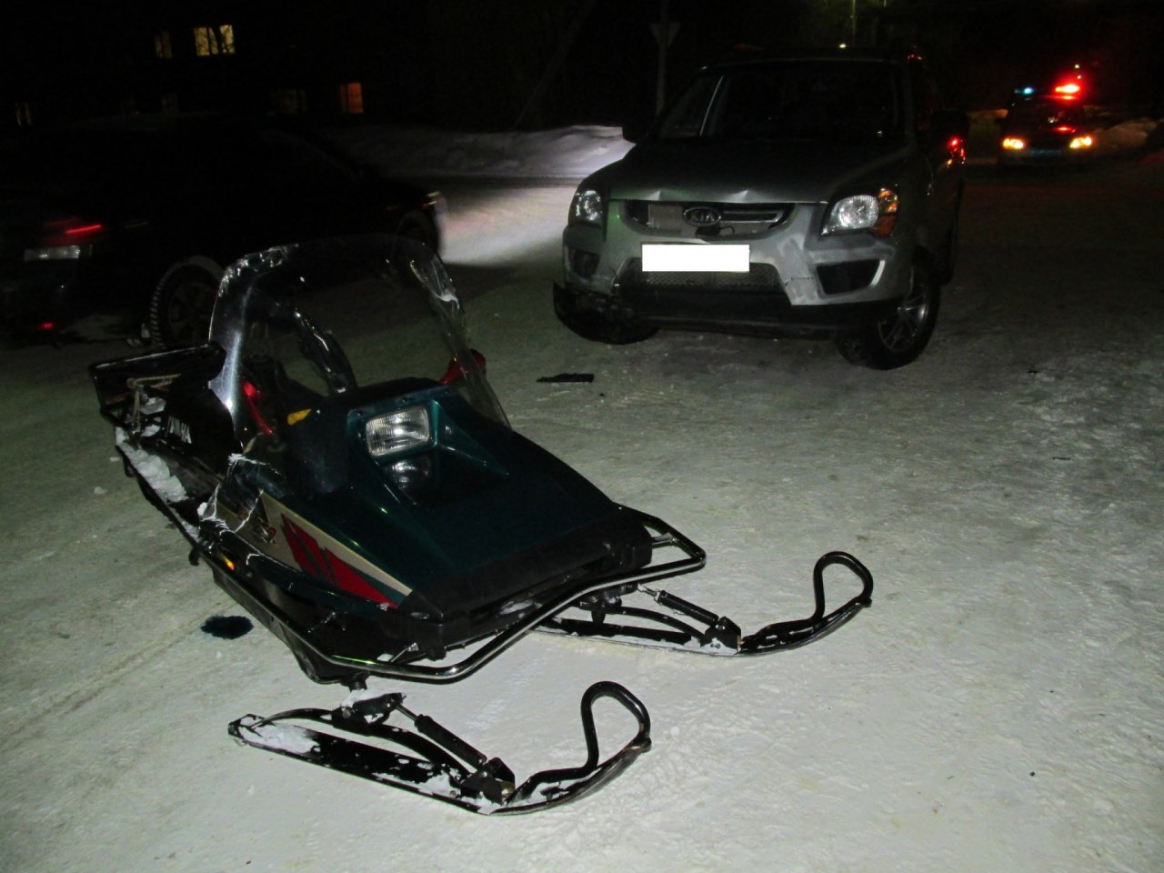 В Коми на перекрестке внедорожник протаранил снегоход (фото)