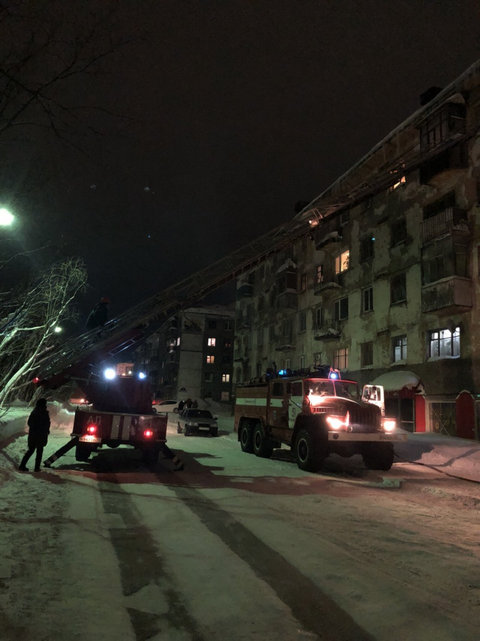 В Коми из-за пожара в пятиэтажке на морозе оказались 25 человек