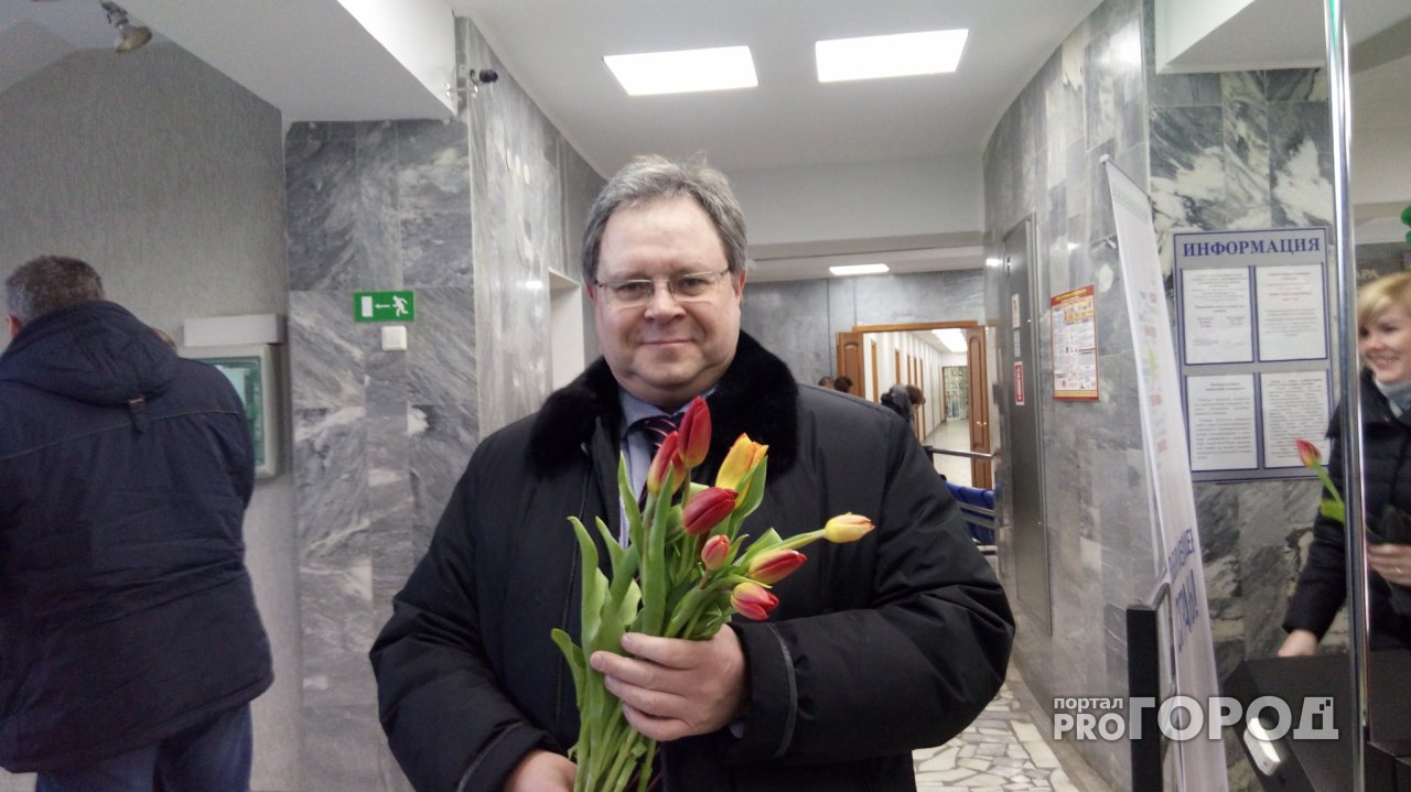 100 тюльпанов и группа «Балалайка»: как сыктывкарская мэрия отметила 8 марта (фото, видео)