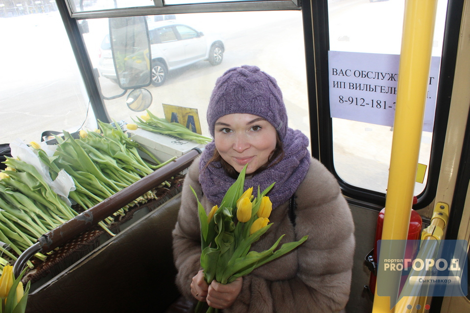 8 марта в Сыктывкаре всем женщинам в автобусе дарили цветы