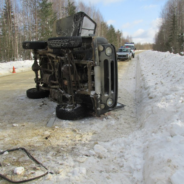 В Коми умер водитель без прав, который на УАЗе врезался в снежную бровку