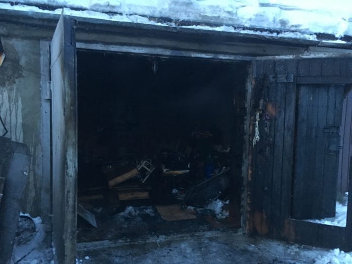 Появились фото с места пожара в Коми, где  обгорел человек