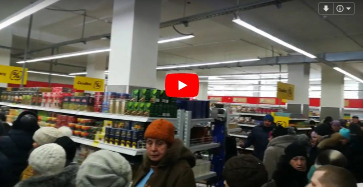 Жители Коми толпой штурмовали новый продуктовый супермаркет (видео)