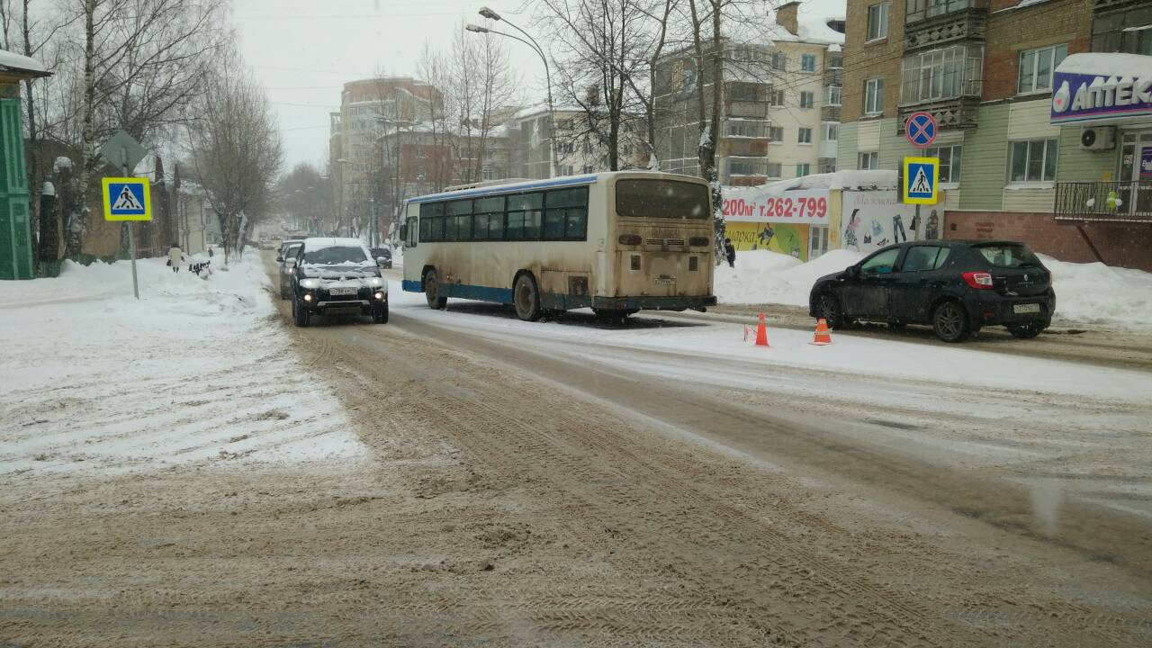 В Сыктывкаре у диагностического центра пассажирский автобус сбил 17-летнюю девушку (фото)