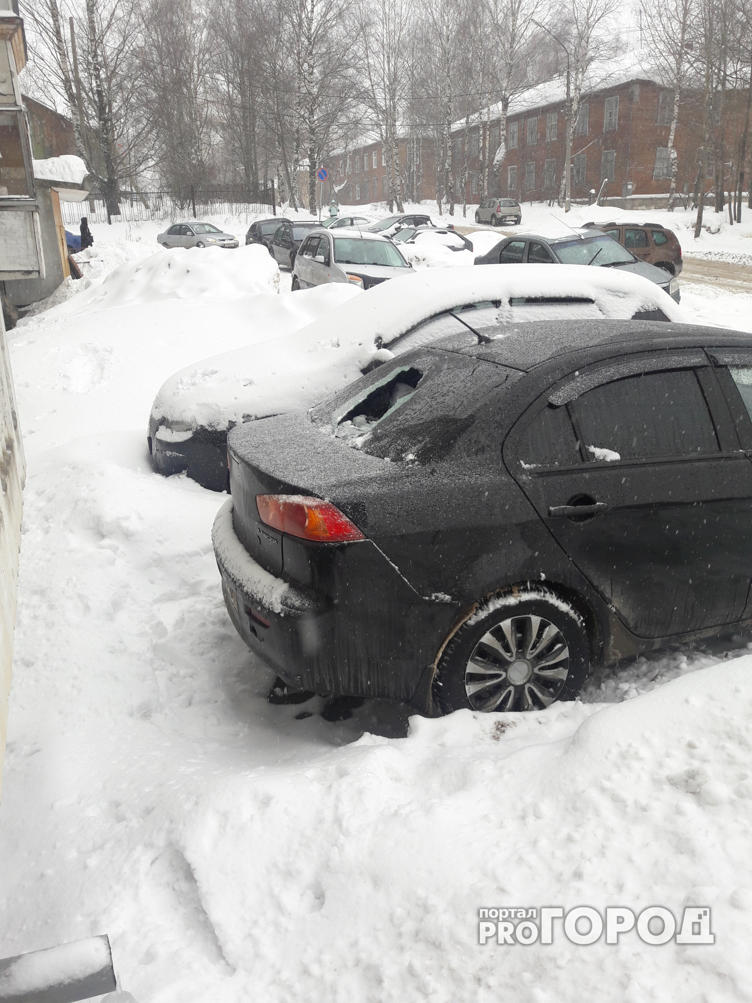 Ирония судьбы: очевидцы сообщили, что в Сыктывкаре снег упал на авто чиновника из управления ЖКХ