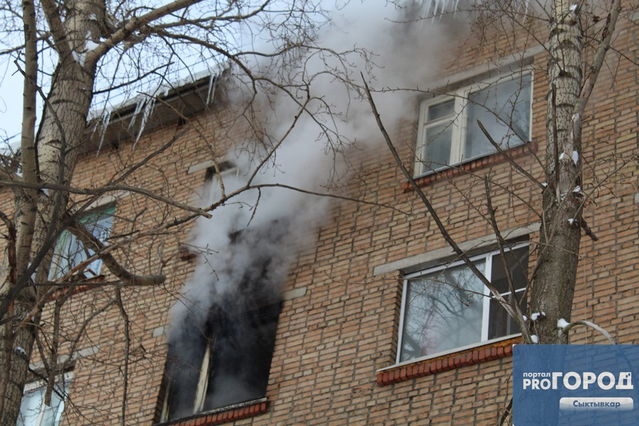 В Сыктывкаре сильный пожар вспыхнул в здании, где расположен детский сад (фото)