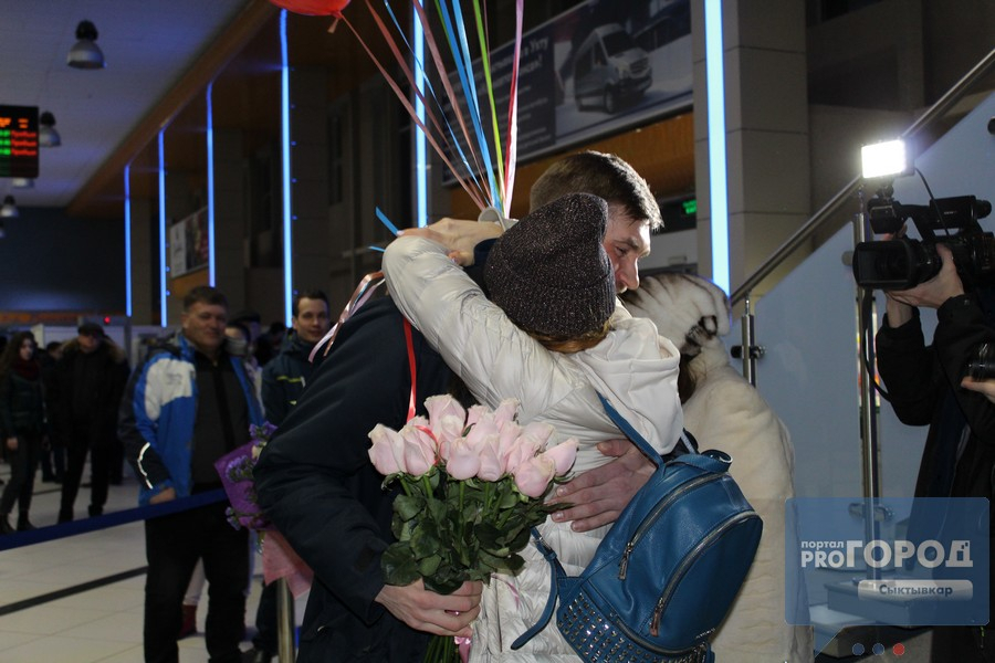 В Сыктывкаре олимпийскую призерку Юлию Белорукову встречали фанаты и ее парень