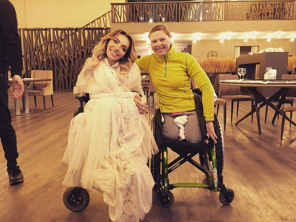 Две знаменитые девушки из Коми в инвалидных креслах встретились в Москве (фото)