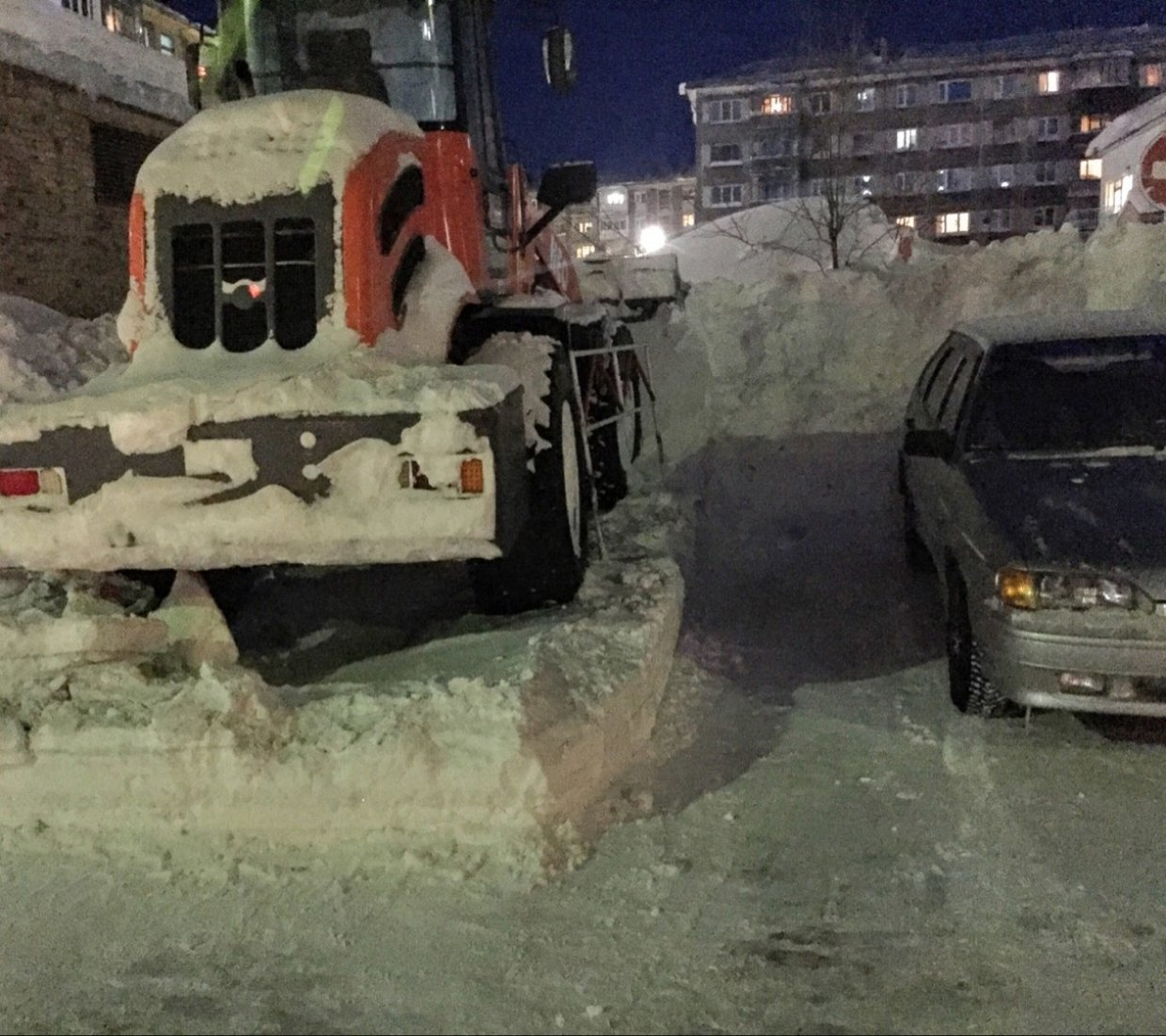 Абсурд: в Коми снегоуборочная техника помешала снегоуборочной технике (фото)