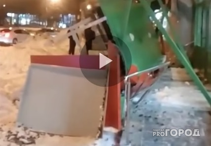 Появилось видео с обрушения фасада «Пятерочки» в Сыктывкаре