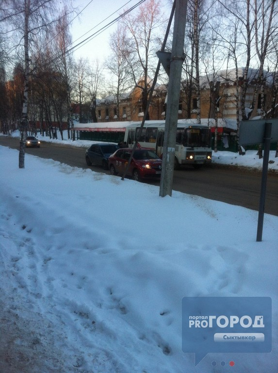 Возле ТЦ в Сыктывкаре посреди дороги подрались два таксиста и водитель (фото)