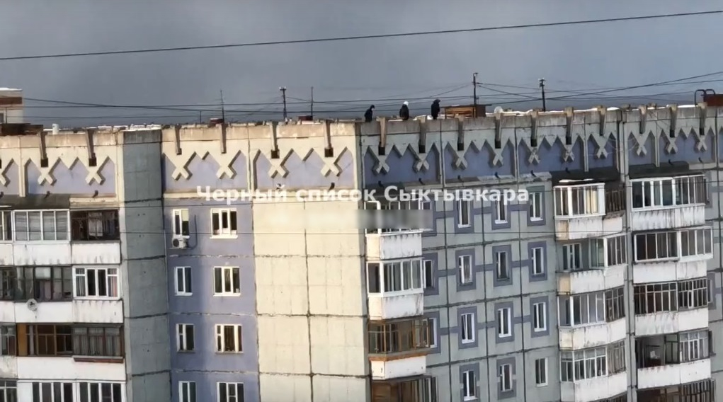 Сыктывкарец снял на видео, как дети рискуют жизнями и бегают по крыше девятиэтажки