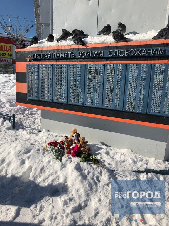 Сыктывкарцы создали мемориал в память о погибших в ТЦ «Зимняя Вишня» в Кемерово (фото)