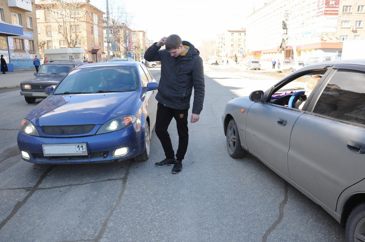 Сыктывкарскому автолюбителю прокололи колеса за обидный комментарий в соцсети