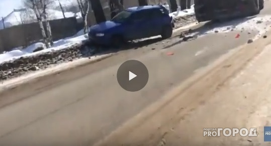 В Сыктывкаре бульдозер убирал снег и смял припаркованный «Фиат» (видео)