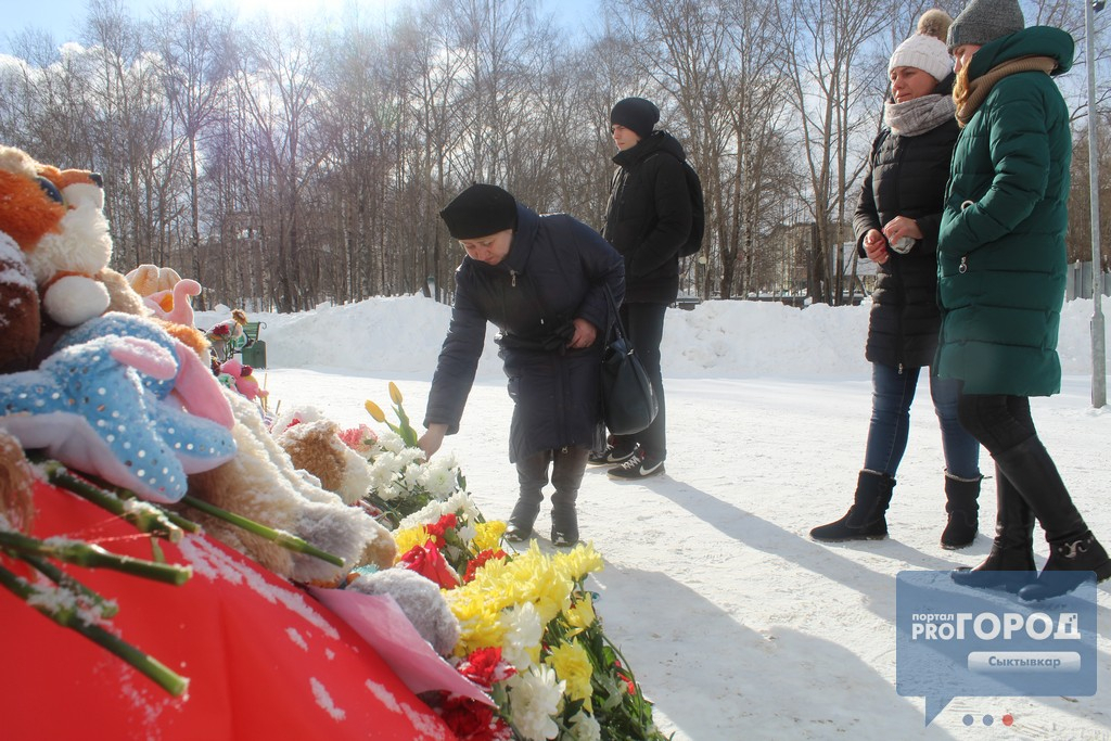 Сыктывкарцы не сдерживают слез у стихийного мемориала жертвам в Кемерове: «Это общая боль» (фото)