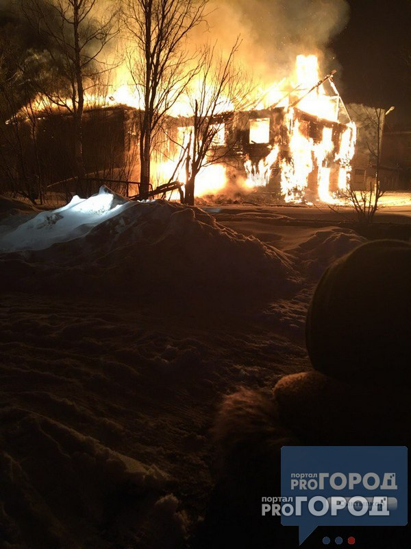 Мощный пожар возле сыктывкарского спорткомплекса: огонь охватил все здание (фото, видео)