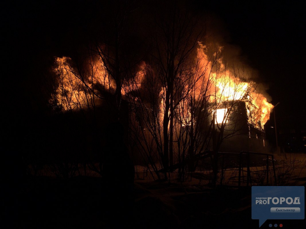 Появились подробности мощного пожара возле спорткомплекса в Сыктывкаре
