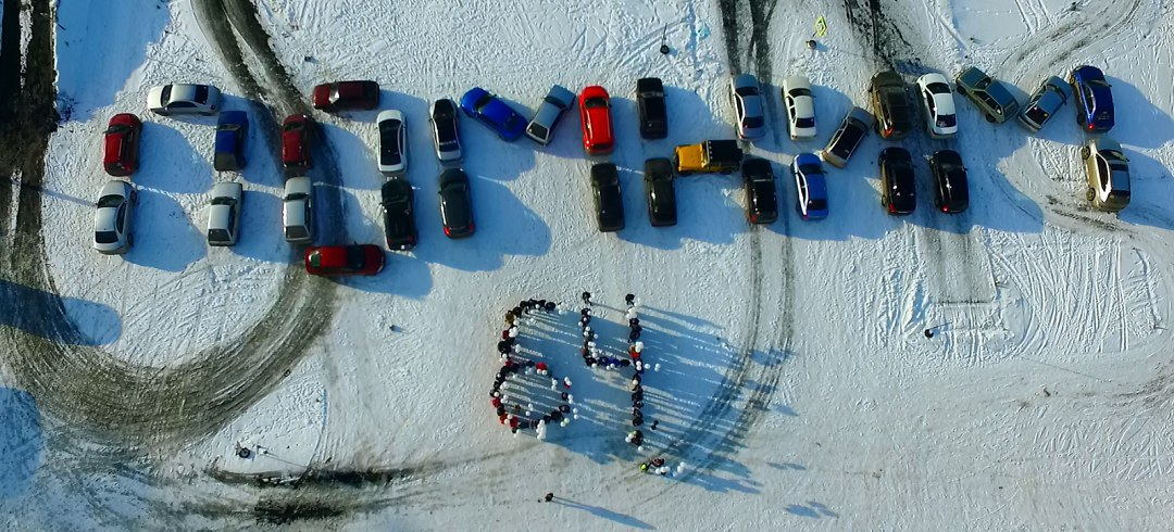 Сыктывкарцы выложили слово «Помним» своими автомобилями в память о погибших в Кемерово