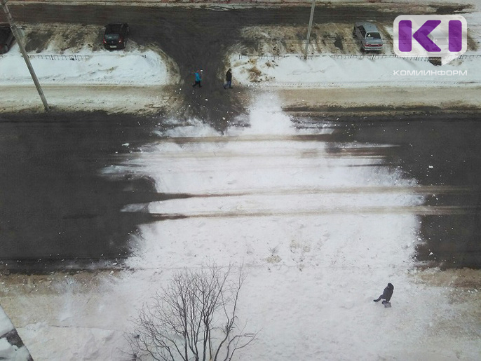В Сыктывкаре упавшая куча снега завалила тротуар и проезжую часть