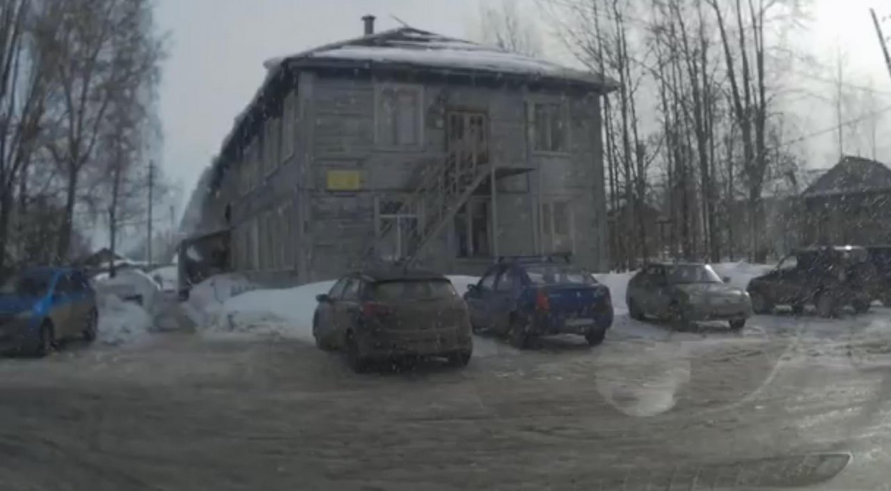 В Сыктывкаре человека завалило снегом с крыши (видео)