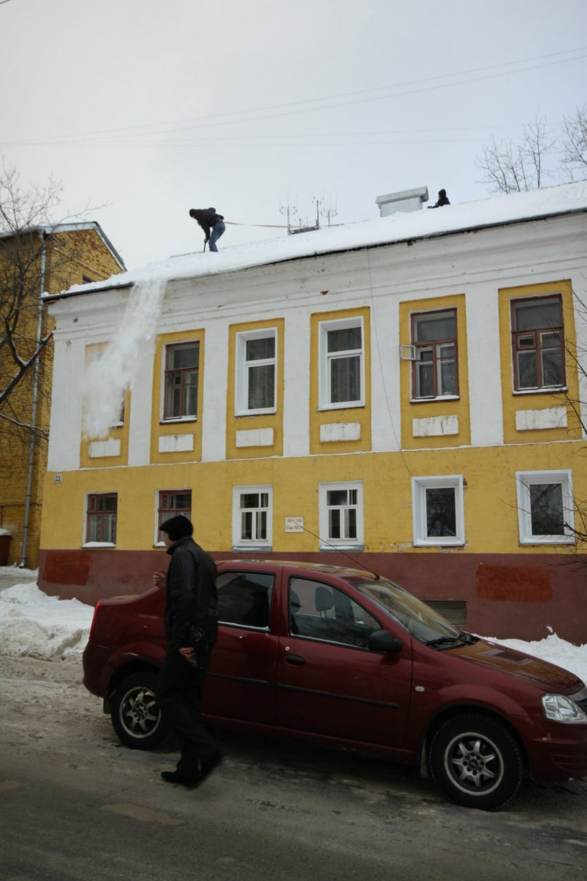 В центре Сыктывкара на 4-летнюю девочку и ее маму рухнула с крыши глыба льда