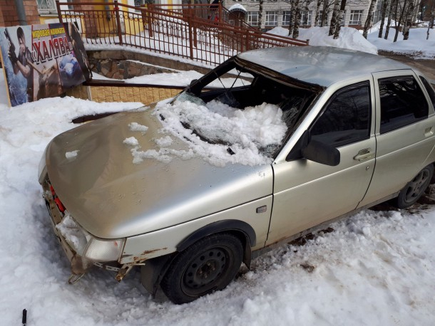 В Сыктывкаре коммунальщики скинули снег прямо на авто и разбили его (фото)