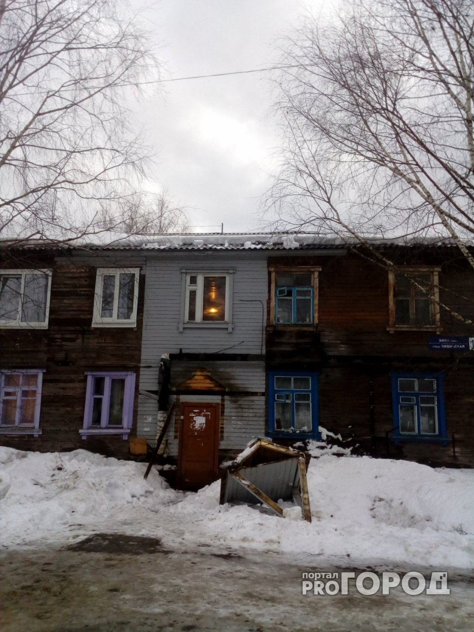 Разбитые стекла и сломанные козырьки: топ-4 последствий схода снега в Сыктывкаре