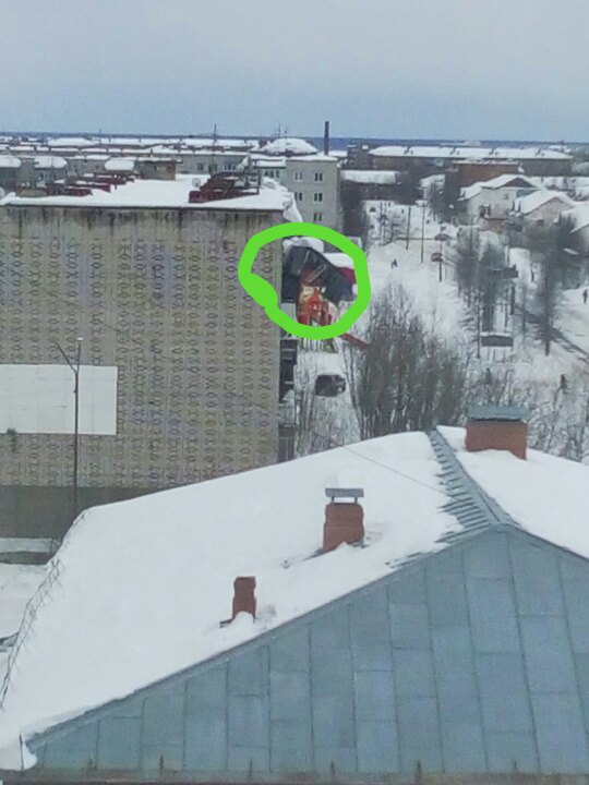 В Коми снежная глыба снесла балкон на жилом доме (фото)
