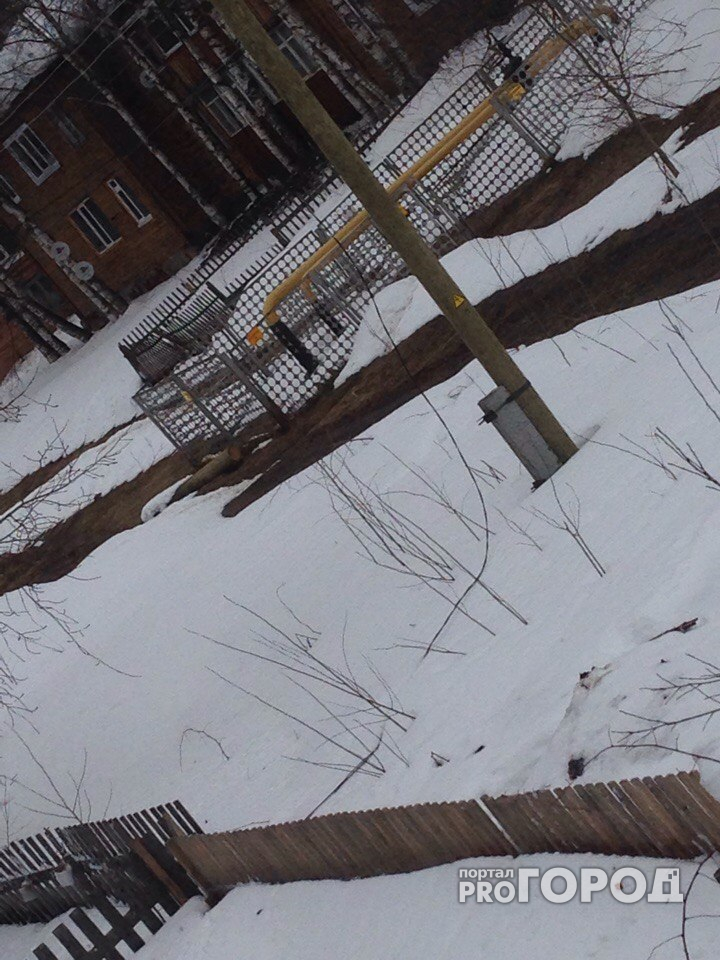 В Сыктывкаре упавший снег перебил провода и оставил дом без света