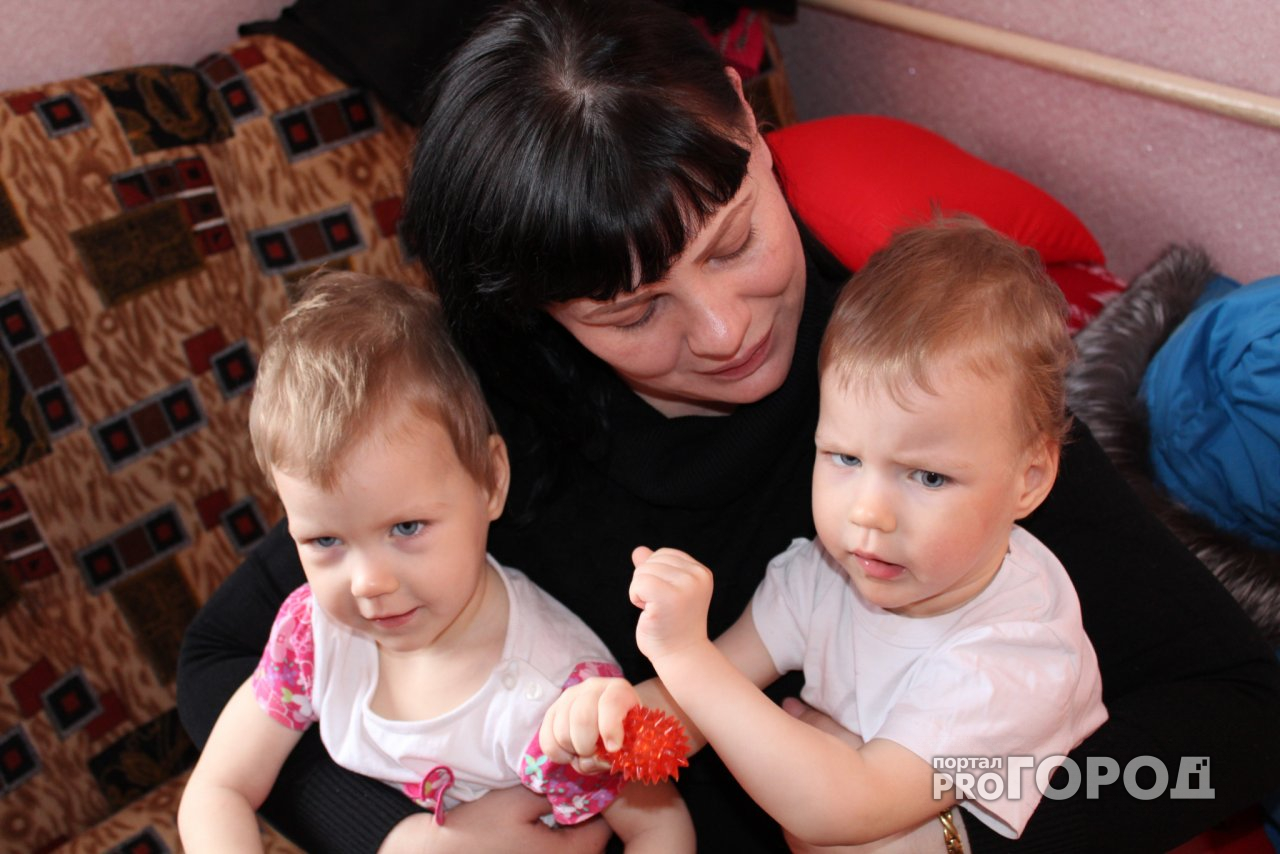 Двухлетним близняшкам с ДЦП из Сыктывкара на лечение осталось собрать 359 825 рублей (фото)