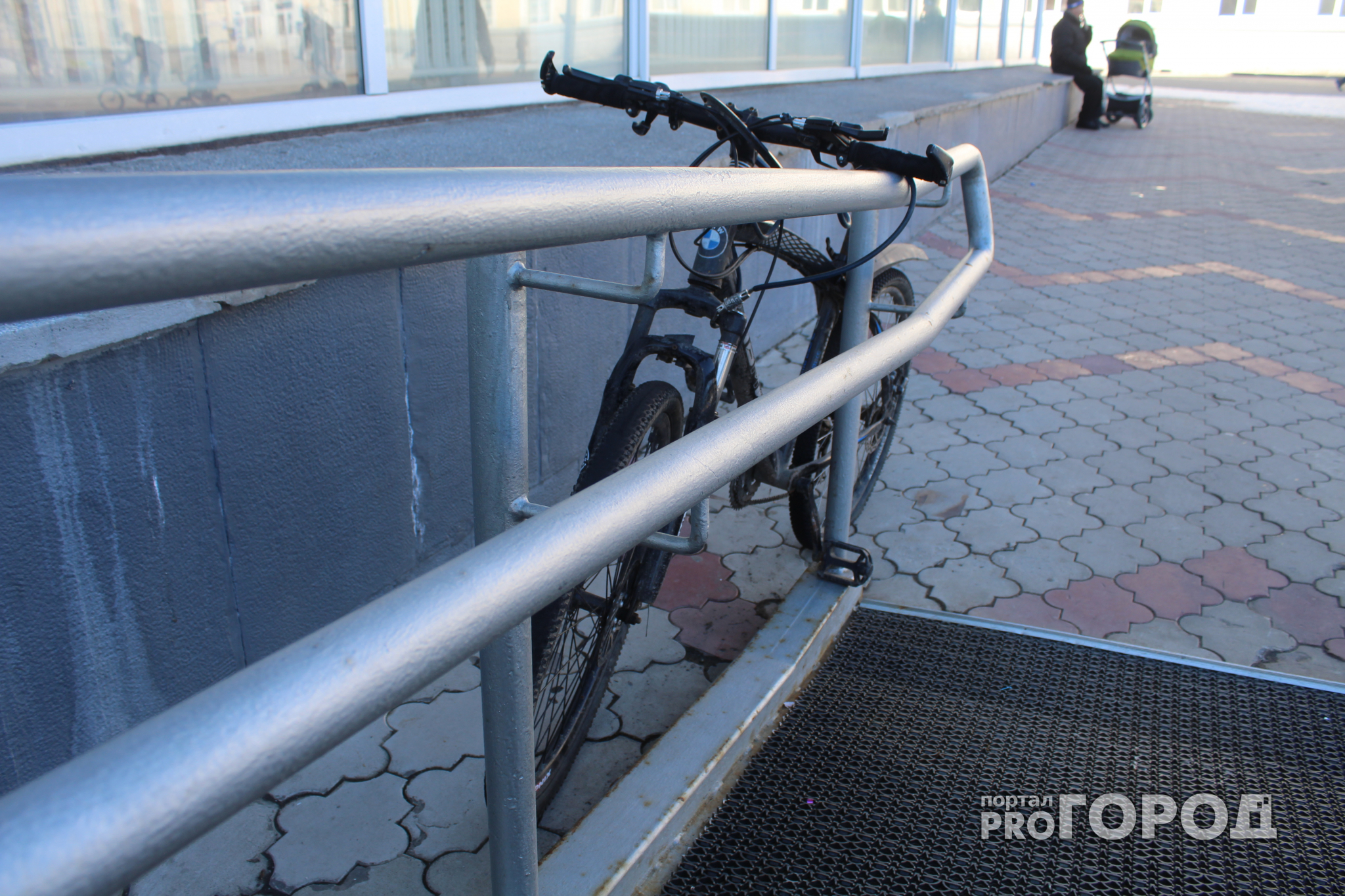 В Сыктывкаре у здания Госсовета много месяцев стоит и ржавеет дорогой велосипед