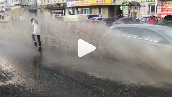 «Бегите, грязные проститутки»: сыктывкарская автоледи облила пешехода грязью ради лайков (видео)