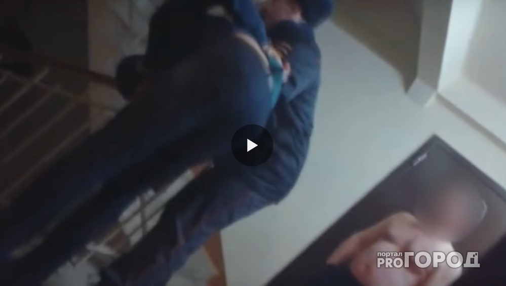«Папа, помоги!»: в Сыктывкаре пьяные подростки напали на полицейских, но проиграли (видео)