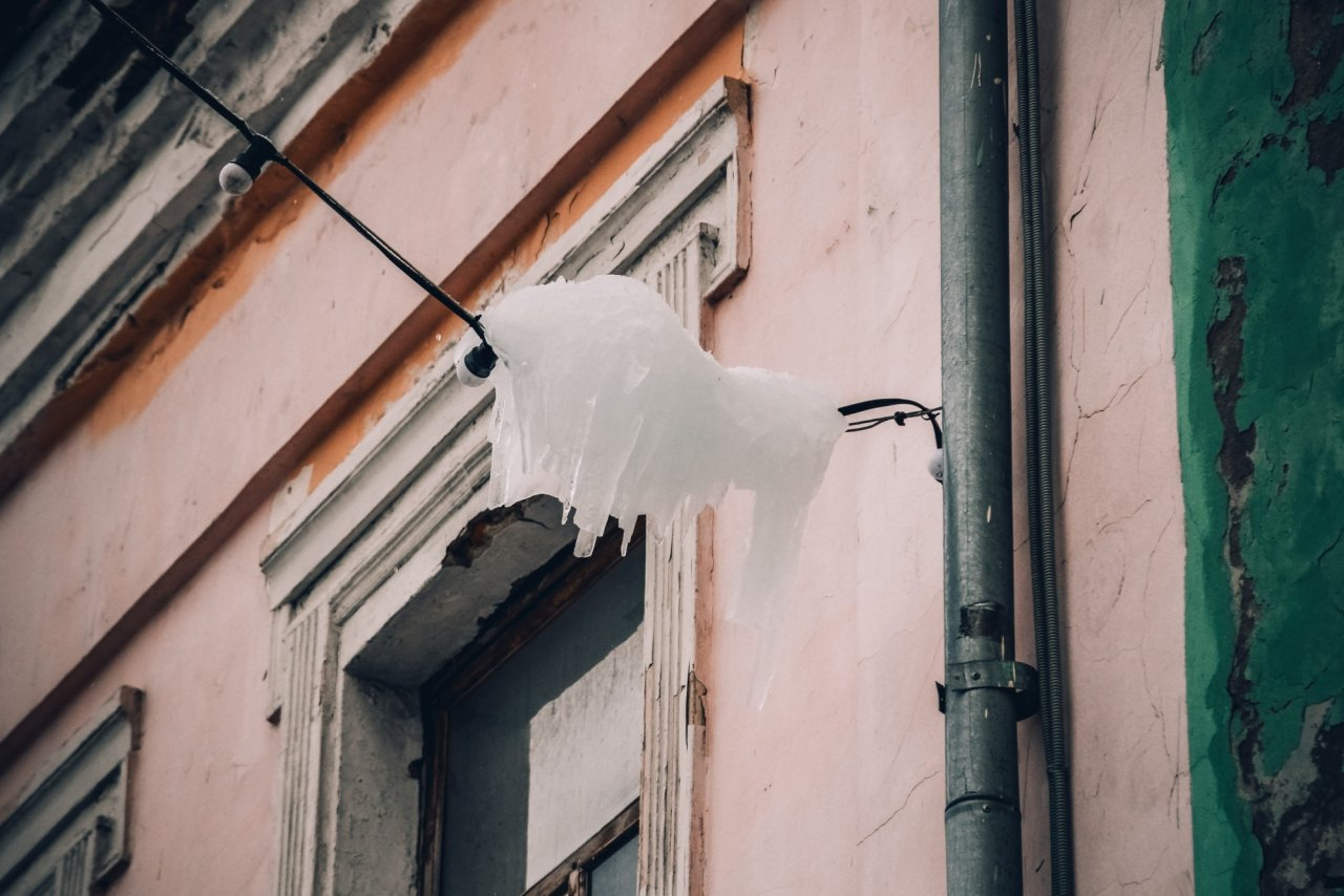 В Коми на женщину упала ледяная глыба