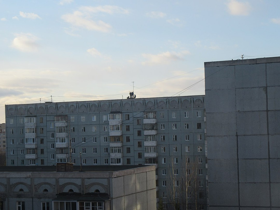 В Сыктывкаре подростки ради эффектного фото рисковали жизнями на крыше девятиэтажки