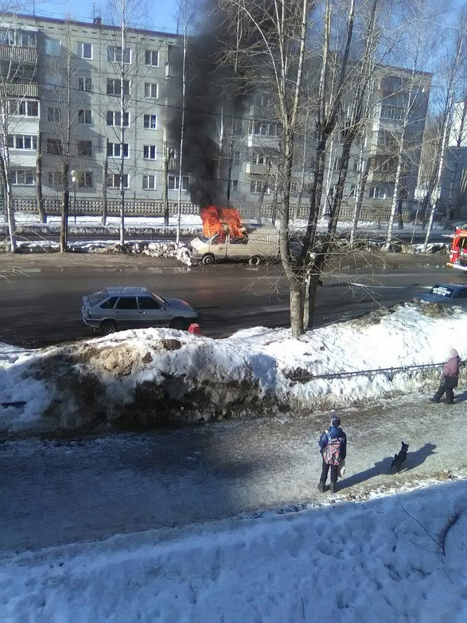 В Сыктывкаре прямо на оживленной улице вспыхнула «Газель» (фото)