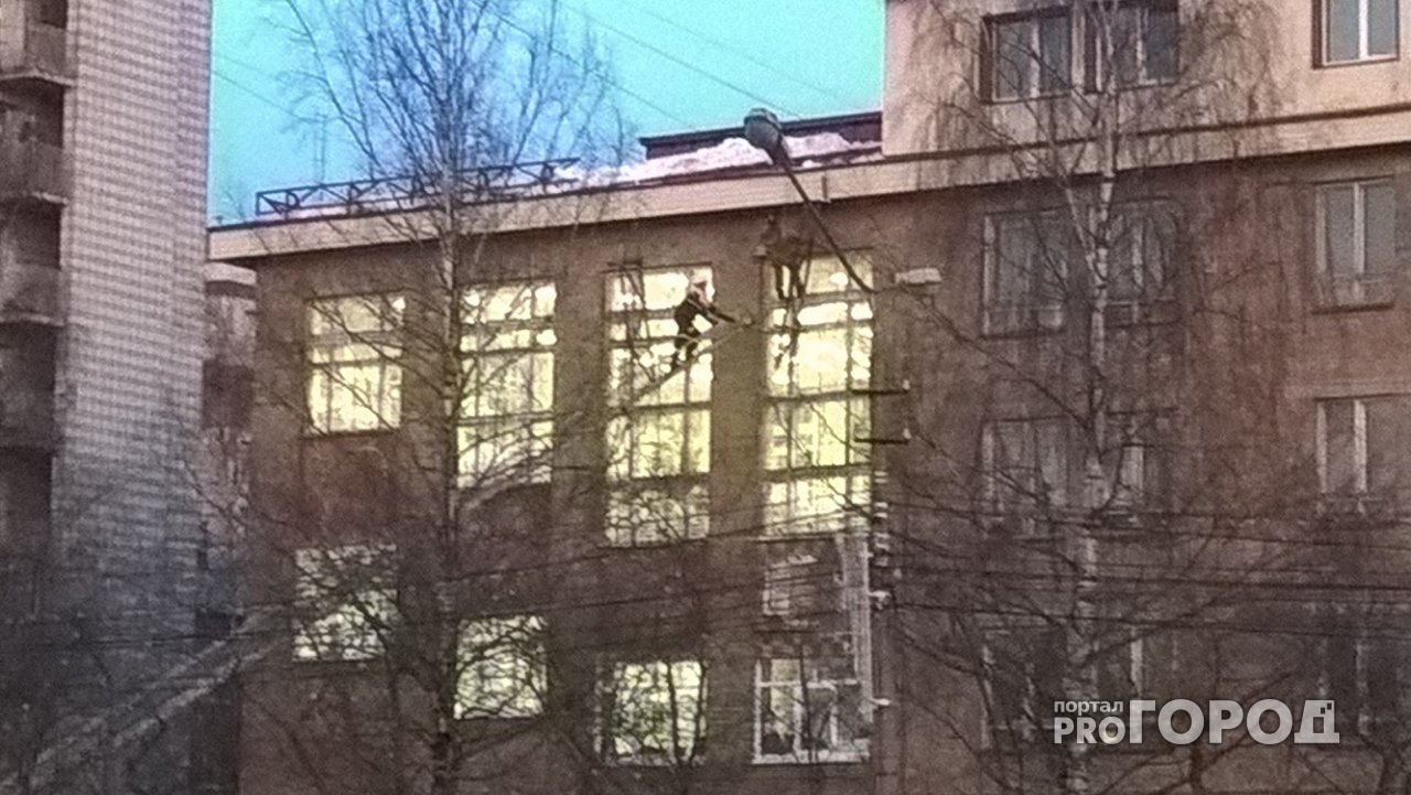 В Сыктывкаре с крыши университета сорвался мужчина
