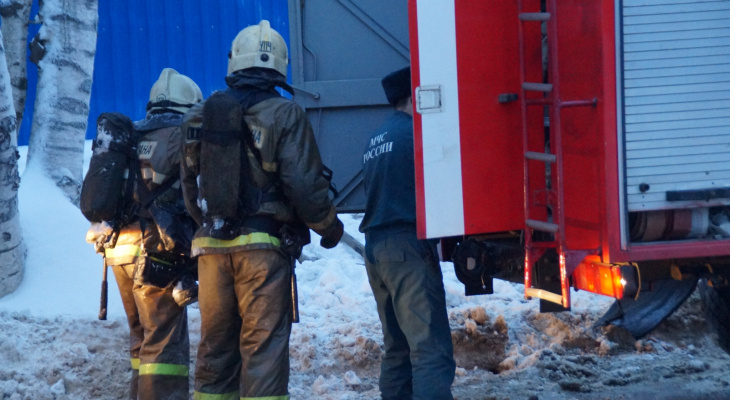 В Коми из горящего дома эвакуировались 12 человек