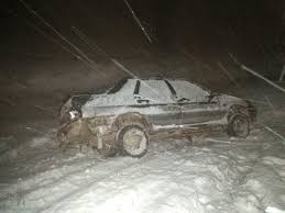 В Коми два автомобиля попали в снежный плен