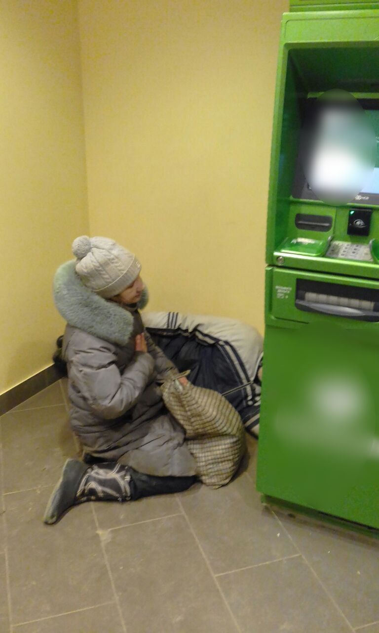 Сбербанк жду деньги. Бомжи в банкомате Сбербанка. Жду у банкомата. Человек у банкомата.